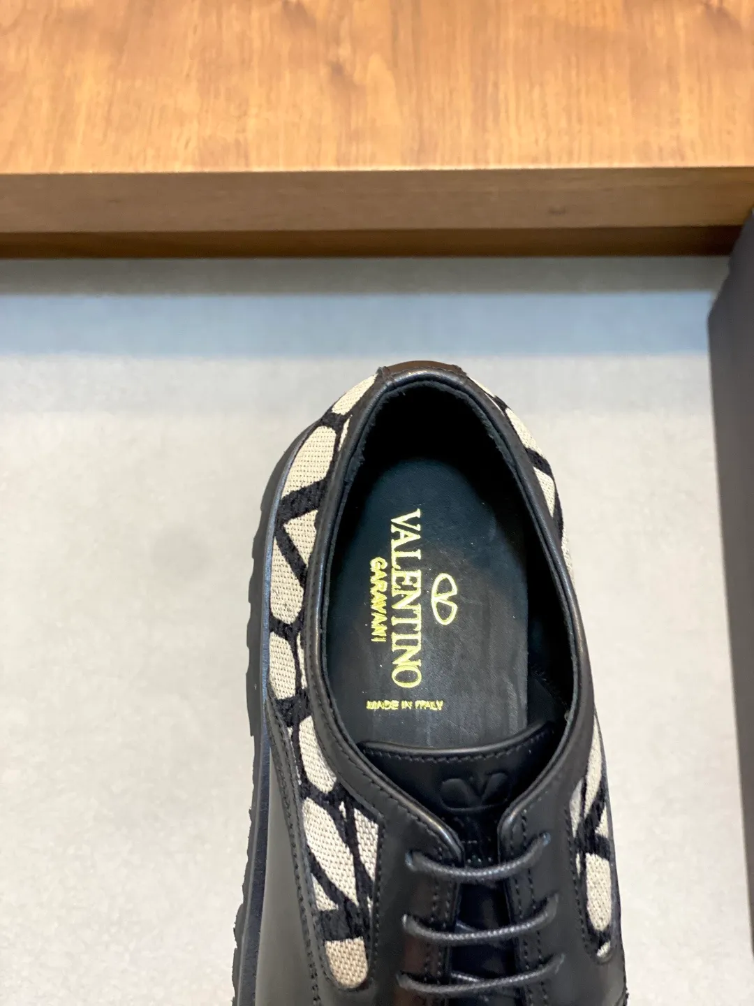 Men's shoes 💰740 VALENTINO Valentino's new men's fashionable casual leather shoes. These leather shoes are made of imported cowhide leather uppers, dyed calfskin lining and calfskin insoles. The upper foot is soft, comfortable and breathable. Comes with complete packaging in the original box! Visible details and quality. Size: 39-44 (customized at 38.45.46)
